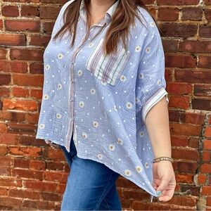 Easel Oversized Daisy Top.  Size 1XL.